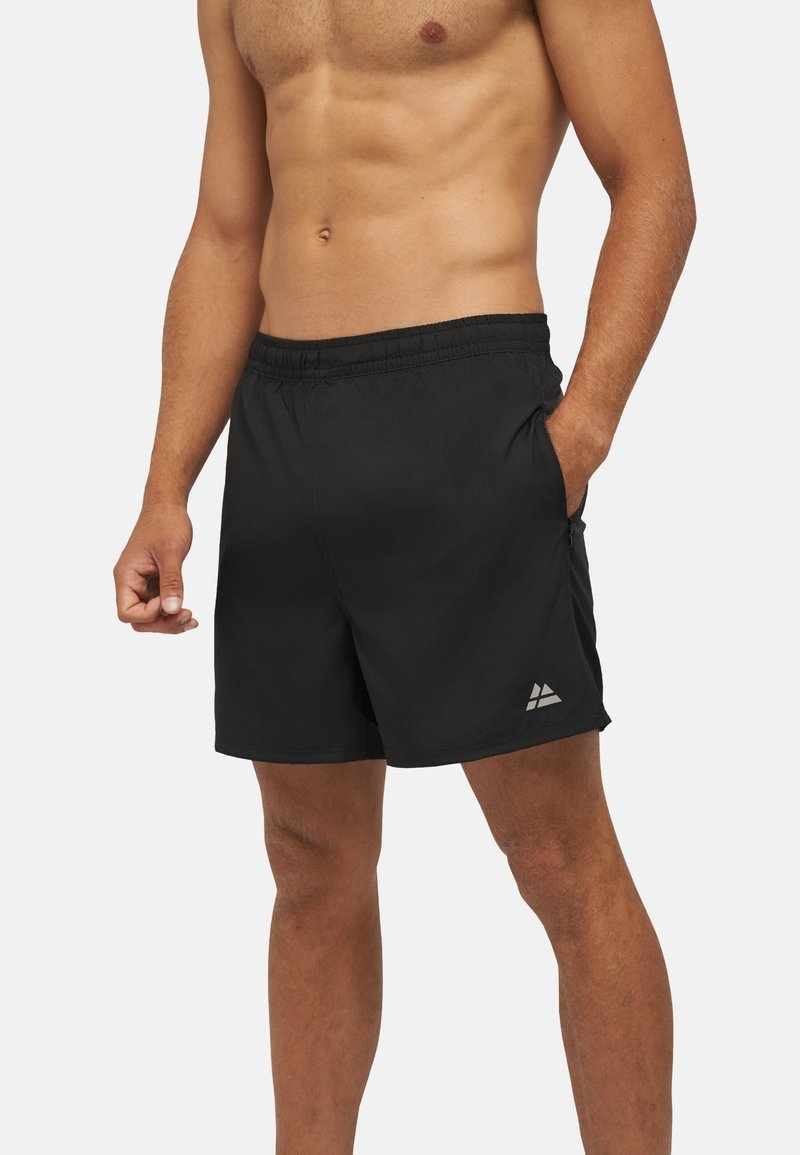 Pantaloni da bagno neri realizzati in tessuto leggero, dotati di vita elasticizzata, tasche laterali e un piccolo logo argentato vicino all'orlo.