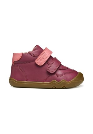 Baskets en cuir bordeaux avec des bandes Velcro roses, embout arrondi et semelle en caoutchouc marron. Présente des accents cousus et un design montante.