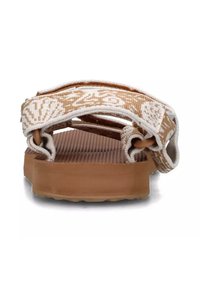 Sandali marroni con cinturini intrecciati color crema, caratterizzati da una base testurizzata e accenti decorativi. La vista posteriore mostra i dettagli della cinghia regolabile.