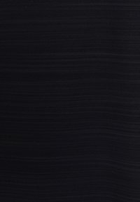 Svart tyg med en ribbad struktur, med subtila horisontella linjer. Materialet ser slätt ut och har en jämn, djup färg.