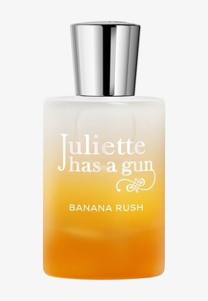 Flacon de parfum en verre dépoli avec un capuchon argenté, étiqueté "Juliette has a gun" et "BANANA RUSH" en texte blanc sur un fond dégradé orange.