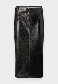 Juodas dirbtinės odos pieštuko tipo sijonas, blizgus paviršius, kelio ilgio su prigludusia siluetu. Susiuvimas su užtrauktuku ir viena saga juosmens srityje.