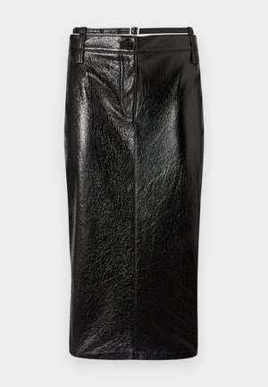 Gonna a matita in pelle sintetica nera, finitura lucida, lunghezza al ginocchio con silhouette aderente. Presenta una chiusura con zip e un singolo bottone in vita.