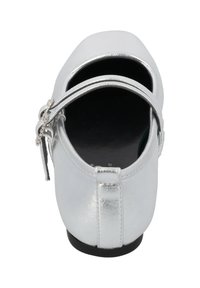 Zapato metálico plateado con punta redondeada, correa ajustable en el tobillo y superficie texturizada; interior suave y suela negra plana.