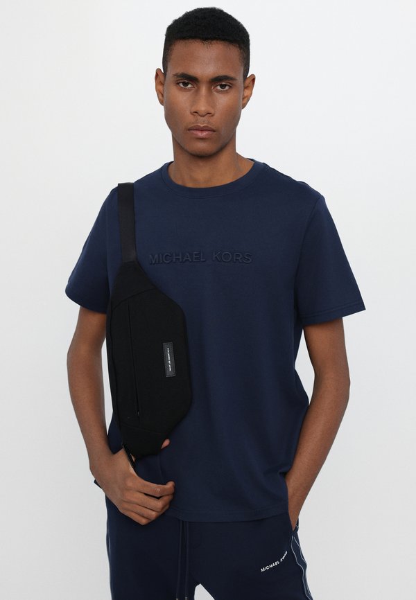 EMBOSSED LOGO TEE - Basic T-shirt - midnight4