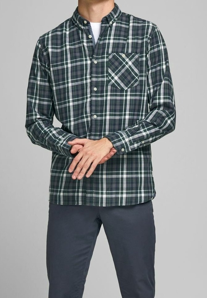 Groen en marineblauw geruit overhemd met knopen, een omgeslagen kraag, lange mouwen en een borstzak met een diagonaal geruit patroon.