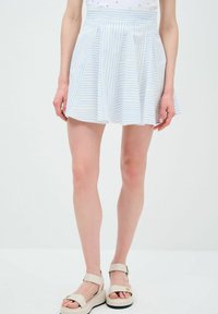Gonna a righe blu chiaro e bianco con design plissettato, realizzata in tessuto leggero. Presenta una vita aderente e un orlo svasato.