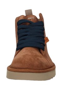 Scarpa alta in camoscio marrone con lacci blu scuro, suola in gomma beige e una piccola etichetta marrone chiaro sul lato. Tomaia testurizzata con dettagli cuciti.