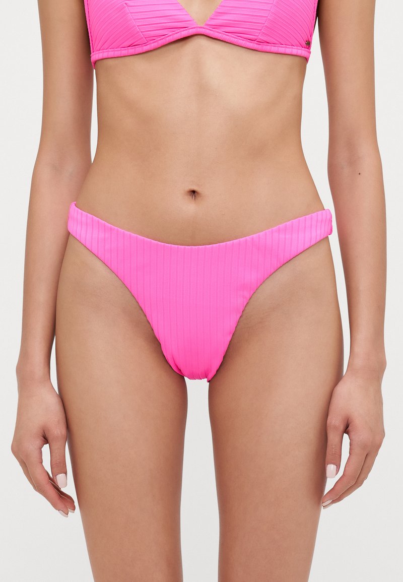 Pantaloni bikini roz cu o textură ribbed, laterale înalte, textură netedă și o talie moale, având o culoare uniformă și detalii minime.