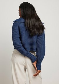 NA-KD Sweter
