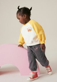 Next JOGGERS SET - REGULAR FIT - Træningssæt - yellow