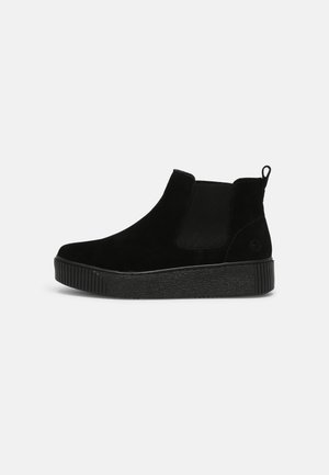 Schwarzer Wildleder-Stiefel mit elastischem Seiteneinsatz, Zuglasche und dicker profilierter Gummisohle vor weißem Hintergrund.