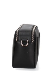 Borsa cosmetica sintetica nera con due cerniere argentate, un anello metallico circolare sul lato e un design rettangolare. Texture liscia.