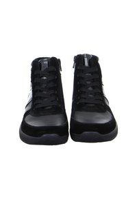 Schwarze High-Top-Sneaker mit Schnürsenkeln und seitlichen Reißverschlüssen, aus einer Mischung aus Leder und Wildleder mit Gummisohlen, von vorne betrachtet.