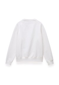 Hvit hettegenser, mykt stoff, rund hals, raglanermer, ribbestrikkede mansjetter og nederkant, minimale søm-detaljer, jevn tekstur.