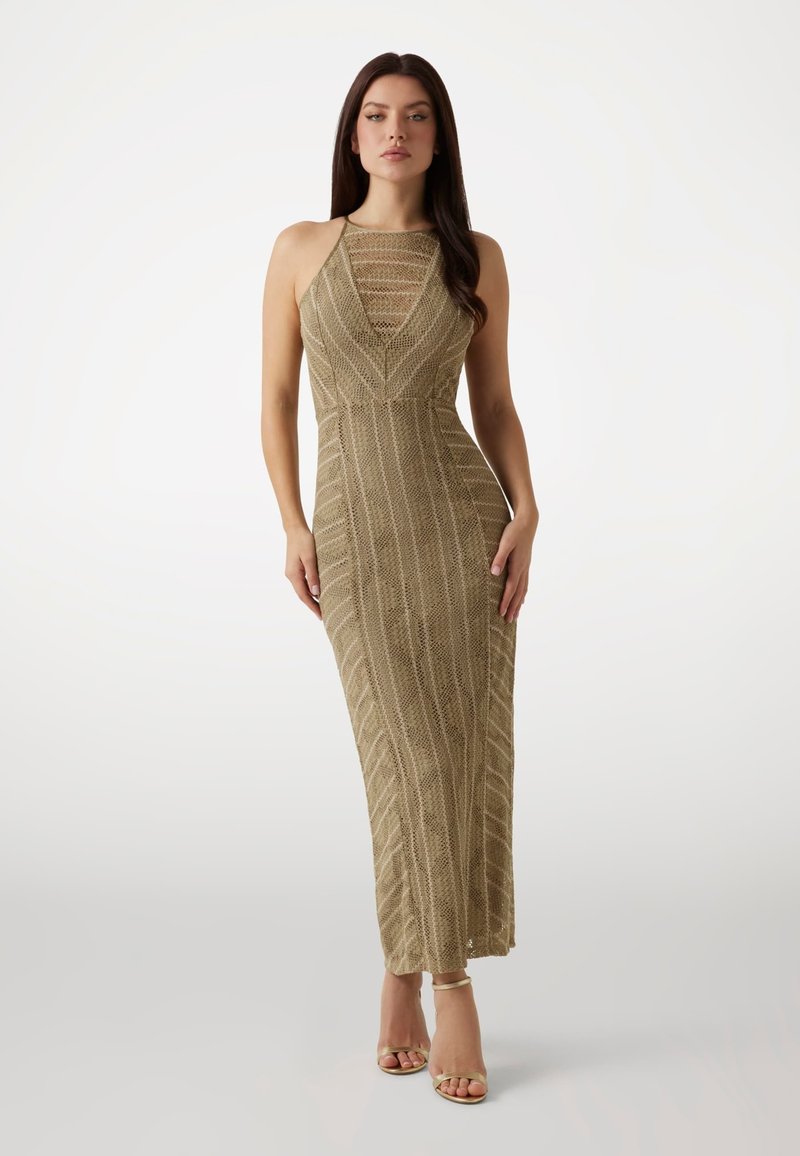Abito maxi in maglia oro con scollatura all'americana, caratterizzato da un motivo geometrico e una silhouette attillata, che mette in risalto una finitura testurizzata.