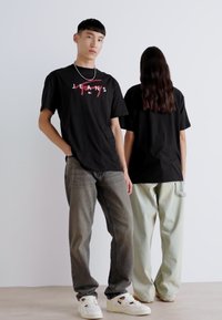 Tommy Jeans SIGNATURE TWIST TEE UNISEX - Camiseta estampada - black