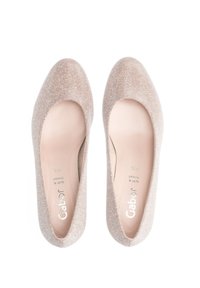 Lichtroze ballerina's met een gladde, glinsterende stof. Rond de neus, lage hak en zacht voetbed. Merkenlogo zichtbaar in de schoen.