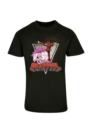 Juodas medvilninis marškinėliai su grafiniu atvaizdu, pavaizduojančiu Deadpool'ą su rožiniu vienaragiu trikampio formoje, tekstas "DEADPOOL" storais raudonais rašmenimis.