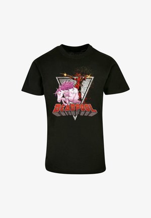 Czarna bawełniana koszulka z grafiką przedstawiającą Deadpoola z różowym jednorożcem w trójkątnym wzorze, z napisem "DEADPOOL" w wyraźnym czerwonym kolorze.