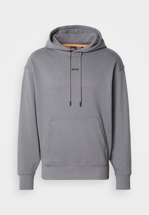 Grijze hoodie met voorzak, trekkoorden en het "BOSS"-logo gecentreerd op de borst.