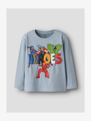 Ανοιχτό μπλε πουκάμισο με μακριά μανίκια και το κείμενο «HEROES» με έγχρωμες απεικονίσεις των Captain America, Thor, Hulk και Iron Man πάνω και κάτω από τα γράμματα.