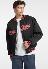 Guess Jeans - COLLEGE SCHRIFTZUG PATCH - Bomber stiliaus striukė - schwarz Miniatiūros vaizdas 1