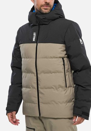 Doudoune noire et beige avec capuche, dotée de poches zippées et d'un logo. Tissu texturé avec un design bicolore et des poignets élastiques.