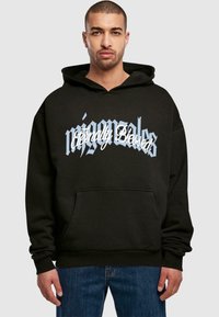 Sort hættetrøje med frontlomme, der har "Eternally Blessed" i stiliseret blå og hvid tekst. Blødt materiale, afslappet pasform, lange ærmer.