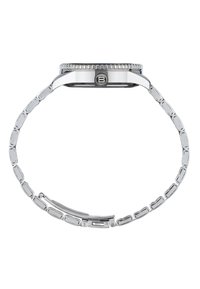 Montre-bracelet en métal argenté avec un bracelet à maillons et une lunette cannelée, vue de côté mettant en valeur la couronne gravée avec un logo "B".