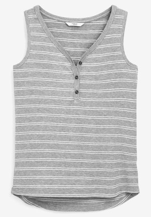 Szary bezrękawnik z prążkowanego dziania z białymi poziomymi paskami i trzema czarnymi guzikami na przodzie poniżej dekoltu w kształcie litery V.