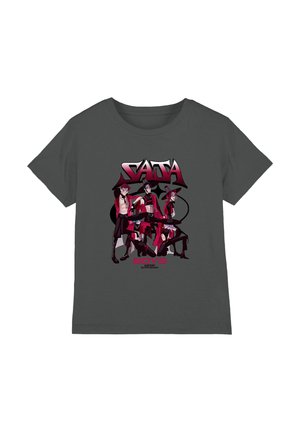 Graues Baumwoll-T-Shirt mit einem grafischen Druck von vier stilisierten Figuren in roten und schwarzen Outfits, mit dem fetten Text "SATA BOYS KPOP" darunter.