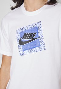 Nike Sportswear FRANCHISE TEE - T-shirt estampada - white