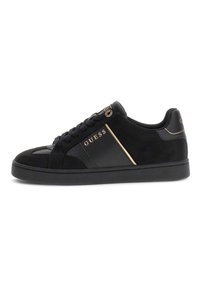 Adidași negri cu o combinație de piele și suede. Prezintă accente aurii, un design cu șireturi și detalii perforate pe lateral.