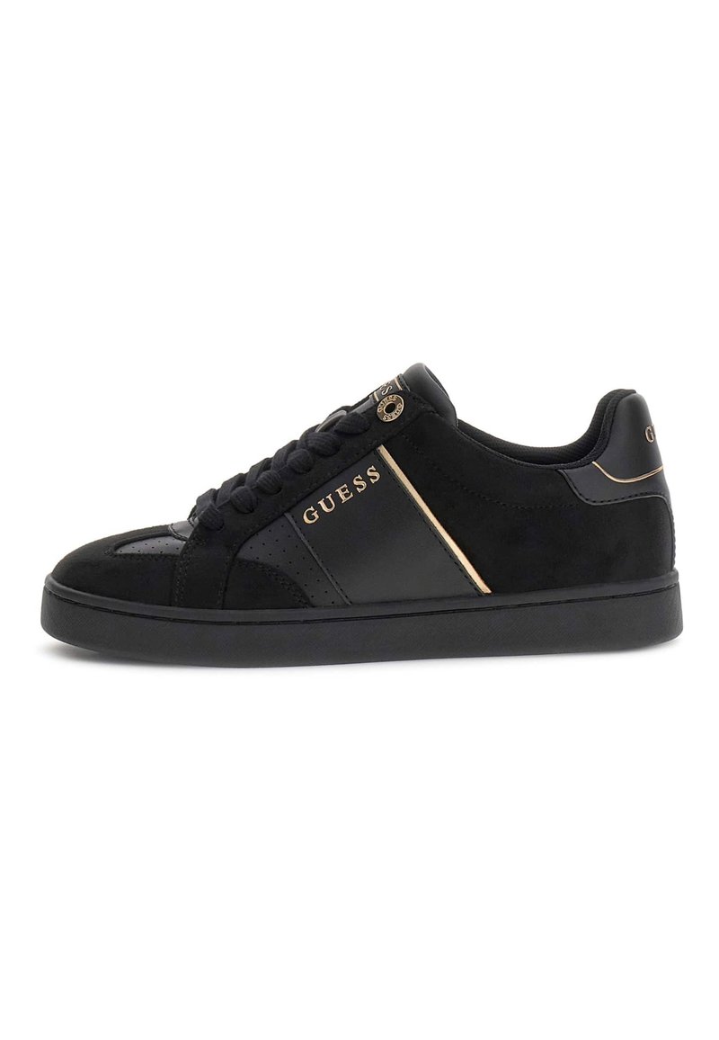 Adidași negri cu o combinație de piele și suede. Prezintă accente aurii, un design cu șireturi și detalii perforate pe lateral.