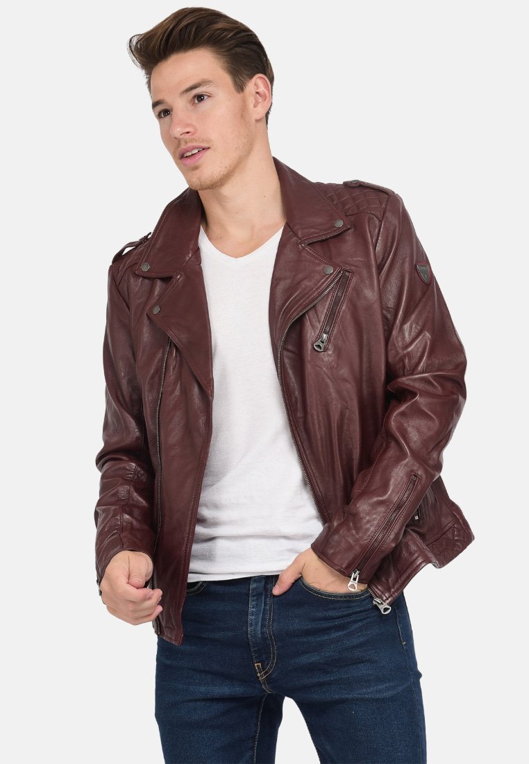 Veste de moto en cuir bordeaux avec col cranté, fermeture éclair à l'avant et plusieurs poches. Texture douce et design ajusté.