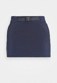 Falda azul marino con una cinturilla plana, que presenta un cinturón de malla negra y un tejido suave y elástico. Diseño corto y ajustado.