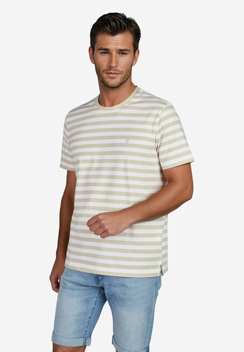 Gestreiftes, kurzärmliges T-Shirt in Beige und Weiß mit Rundhalsausschnitt, weichem Material und kleinem Logo auf der Brust. Kombiniert mit Jeansshorts.