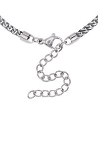 Silberne Metalkette mit einem kunstvollen Zopfmuster, einem Karabinerverschluss und einer kurzen Verlängerungskette zur Anpassung der Länge.