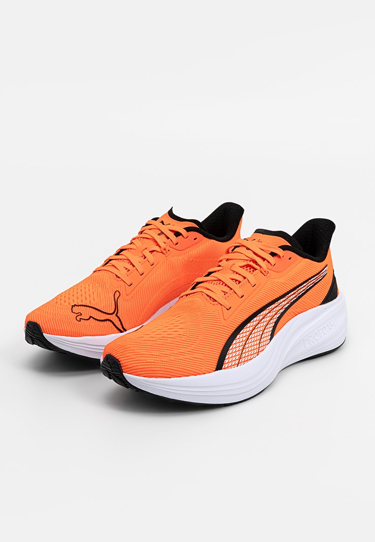 Scarpe da corsa arancioni con una tomaia texturizzata, accenti neri e suole bianche. Presentano un logo laterale evidente e un design con lacci.