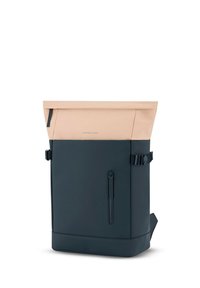 Zaino roll-top in blu navy e pesca tenue. Realizzato in materiale durevole, presenta spallacci regolabili e una tasca frontale con zip per lo stoccaggio.