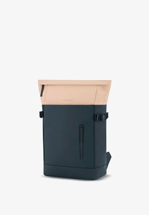 Plecak na roll-top w kolorze granatowym i stonowanej brzoskwini. Wykonany z trwałego materiału, posiada regulowane paski oraz przednią kieszeń na zamek do przechowywania.