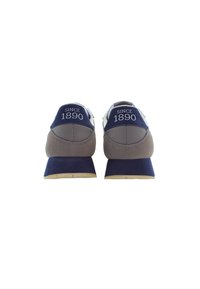 Marina och grå mockasneakers med vadderad häl, med "SINCE 1890" broderat på baksidan och en texturerad gummisula.