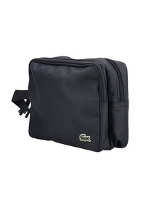Dopp kit in nylon nero con due scomparti con zip, caratterizzato da una superficie testurizzata e un piccolo logo di coccodrillo verde sul lato.