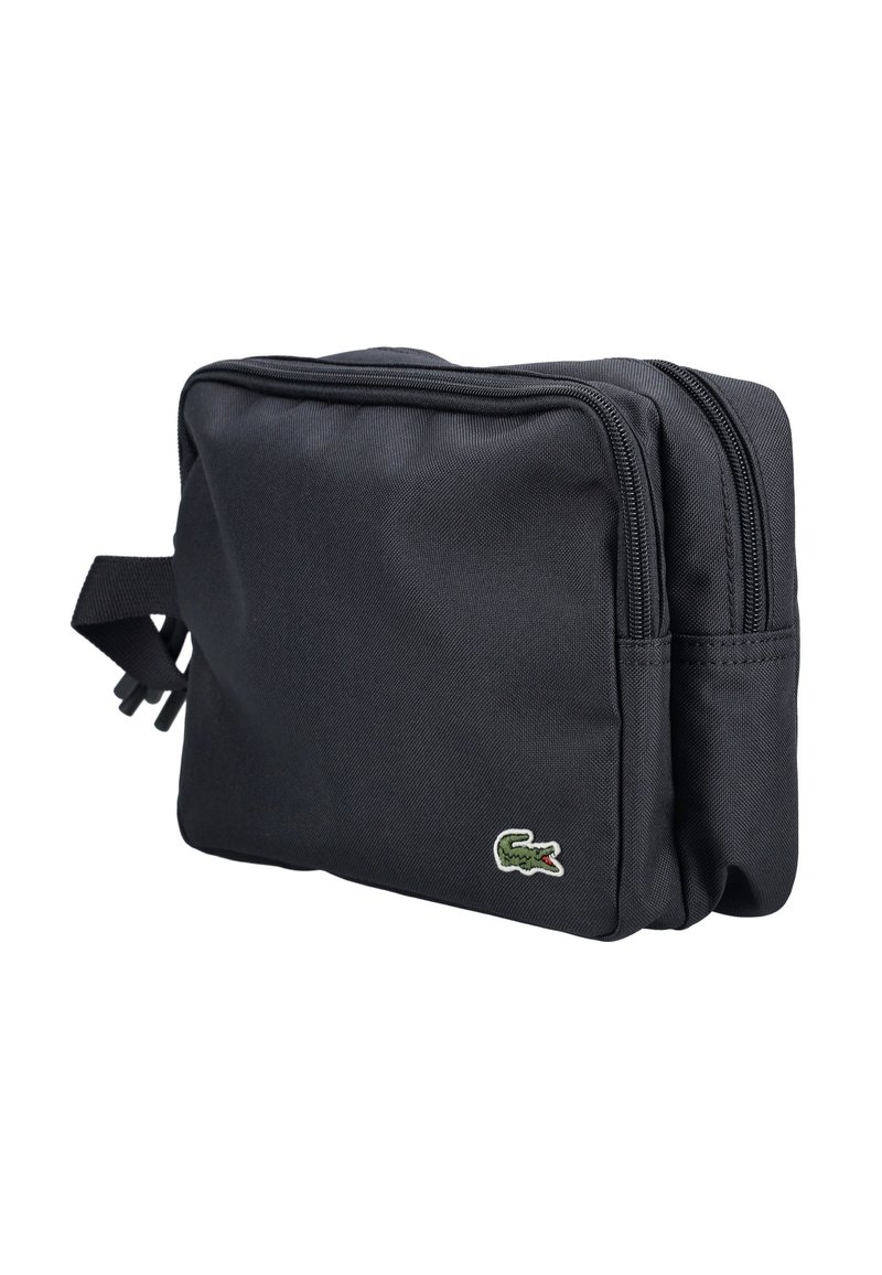 Dopp kit in nylon nero con due scomparti con zip, caratterizzato da una superficie testurizzata e un piccolo logo di coccodrillo verde sul lato.