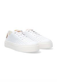 Weiße, perforierte Sneaker mit einer strukturierten Gummisohle, flachen Schnürsenkeln und tanfarbenen Lederakzenten an der Ferse für zusätzliche Details.