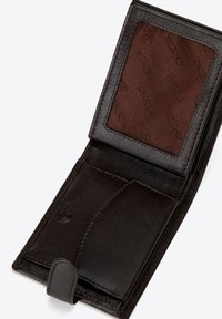 Portafoglio in pelle marrone scuro con una fodera interna testurizzata. Presenta una finestra trasparente per l'ID e diversi slot per carte. Design compatto e pieghevole.