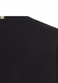 Sort bomulds T-shirt med rund halsudskæring, korte ærmer og glat tekstur. Bagsiden har et minimalistisk design uden synlige grafikker.