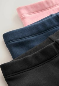 Drei gefaltete Baumwoll-Stoffbänder in den Farben Pink, Marineblau und Schwarz, die auf einer weißen Fläche übereinander gestapelt sind.