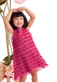 Abito rosa brillante con un motivo a frange testurizzato, design senza maniche e una vestibilità ampia. L'orlo è irregolare, aggiungendo interesse visivo.